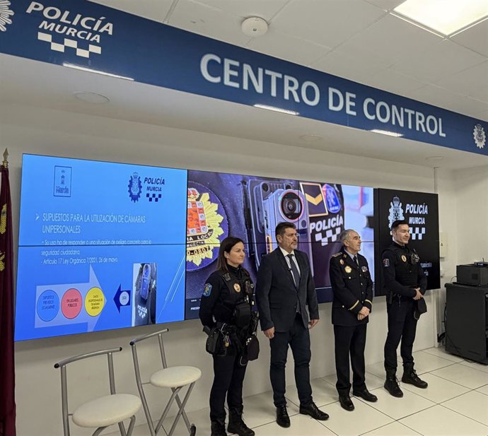 Archivo - El concejal de Seguridad Ciudadana y Emergencias de Murcia, Fulgencio Perona, junto al comisario jefe de la Policía Local, José María Mainar, y dos agentes equipados con Dispositivos de Grabación Unipersonal (DGU)