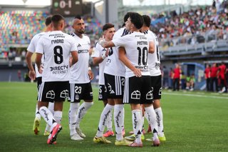Futbol, Audax Italiano vs Colo Colo Fecha 6, Liga de Primera 2026. El jugador de Colo Colo Maximiliano Romero, centro, celebra un gol contra Audax Italiano durante un partido de  primera disputado en el estadio Bicentenario La Florida en Santiago,