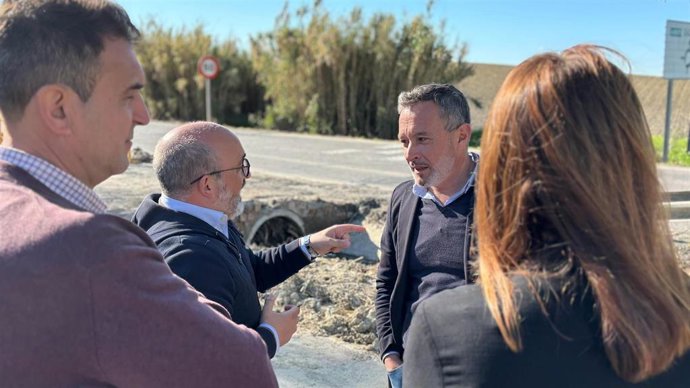 El secretario de Organización del PSOE de Sevilla y parlamentario, Rafael Recio, en Salteras (Sevilla) en una atención a medios.