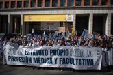 Foto: Cerca de 500 médicos exigen un Estatuto Marco propio frente al Ministerio de Sanidad al inicio de una semana de huelga