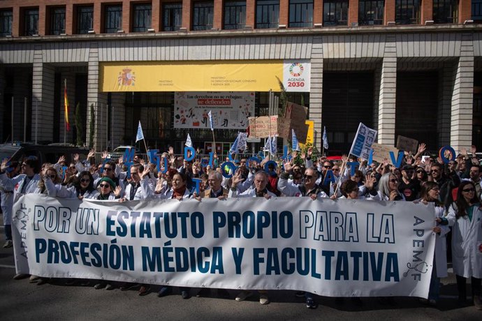 Médicos manifestantes  durante la concentración con motivo de la huelga médica y facultativa, a 16 de marzo de 2026, en Madrid (España).