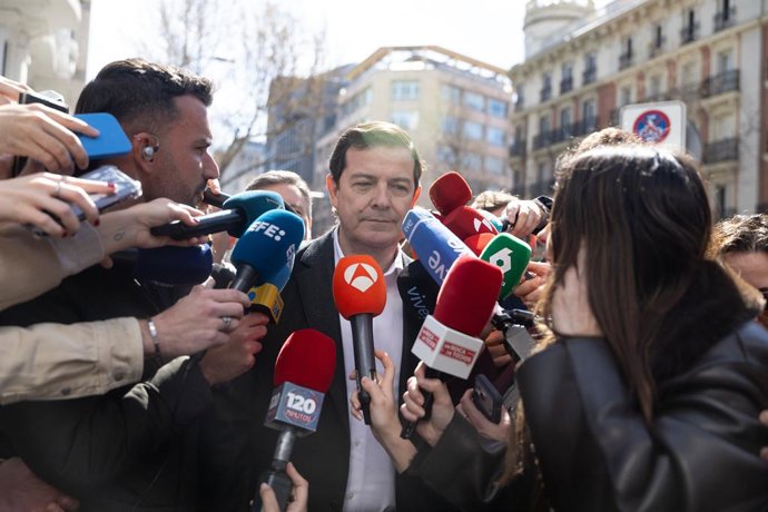 O presidente da Junta de Castela e Leão, Alfonso Fernández Mañueco, ao chegar à reunião da Diretoria Nacional do partido na sede do PP, na Rua Génova, em 16 de março de 2026, em Madri (Espanha). Alberto Núñez Feijóo reúne a 