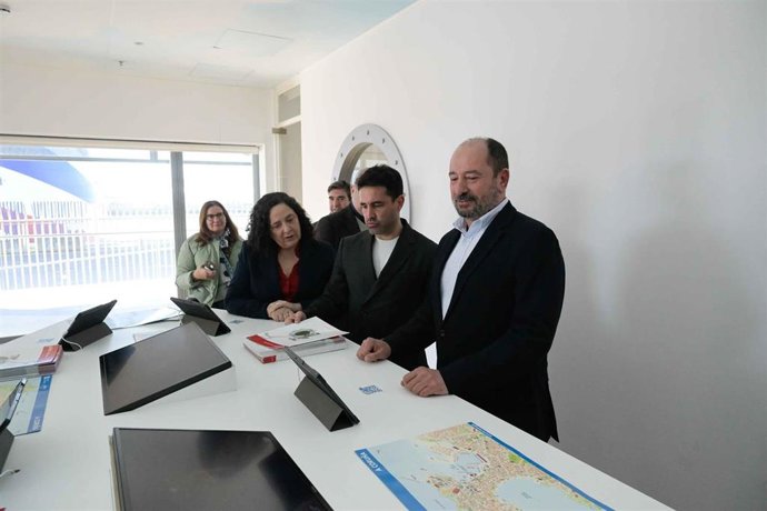El director de Turismo de Galicia, Xosé Merelles, ha visitado este lunes la oficina de atención al crucerista de la empresa gallega Miramar Cruises.