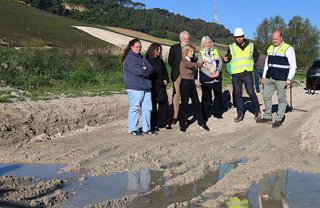 La delegada de la Junta en Cádiz, Mercedes Colombo, junto al delegado territorial de Sostenibilidad y Medio Ambiente, Óscar Curtido, y la alcaldesa de Jerez de la Frontera, María José García-Pelayo, en una visita este lunes a la cañada del Carrillo.
