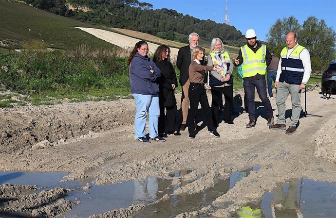 La delegada de la Junta en Cádiz, Mercedes Colombo, junto al delegado territorial de Sostenibilidad y Medio Ambiente, Óscar Curtido, y la alcaldesa de Jerez de la Frontera, María José García-Pelayo, en una visita este lunes a la cañada del Carrillo.