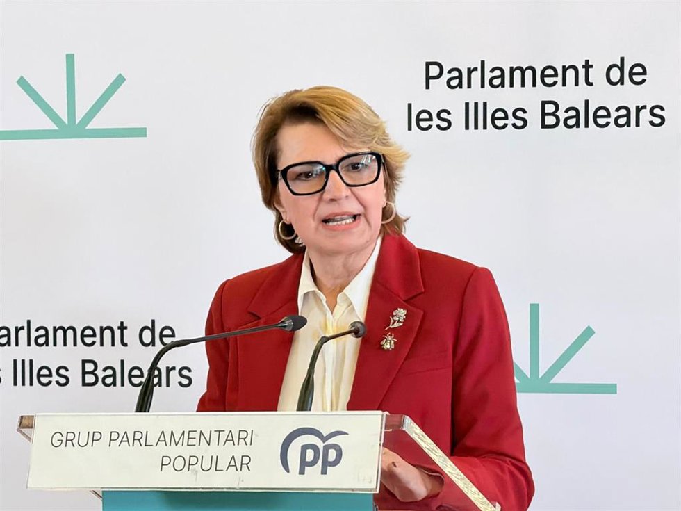 La portavoz adjunta del PP en el Parlament, Marga Durán, en la rueda de prensa previa al pleno