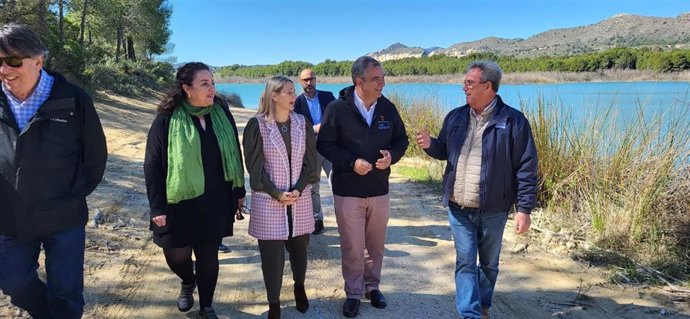 El consejero de Medio Ambiente, Universidades, Investigación y Mar Menor, Juan María Vázquez, junto a la alcaldesa de Cehegín, Alicia del Amor, en los aledaños del embalse de Argos