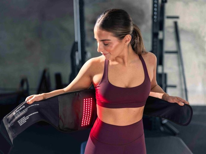 Therabody presenta ThermBack LED, un dispositivo 4-en-1 para aliviar la tensión lumbar del deportista.