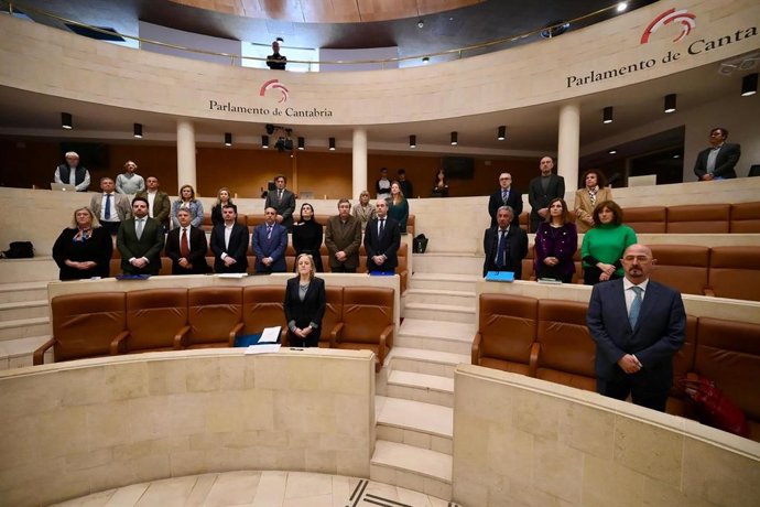 Minuto de silencio en el Parlamento de Cantabria por el presunto asesinato machista de Pedreña