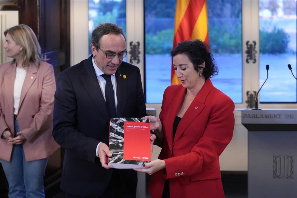 La consellera de Economía y Finanzas de la Generalitat, Alícia Romero, entrega el proyecto de ley de Presupuestos de la Generalitat de 2026 al presidente del Parlament, Josep Rull