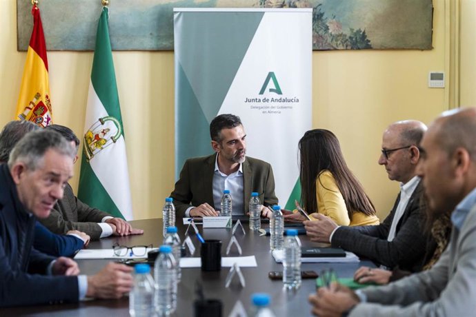 El consejero de Agricultura, Pesca, Agua y Desarrollo Rural de la Junta de Andalucía, Ramón Fernández-Pacheco, preside en Almería la constitución de la mesa de trabajo con FEPEX Andalucía.  