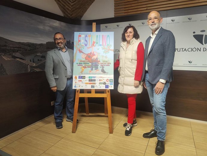El presidente de la Diputación de Cáceres, Miguel Ángel Morales; la alcaldesa de Pescueza, Agustina Fernández; y el secretario general de Cultura, Francisco Palomino, en la presentación del XIX Festivalino