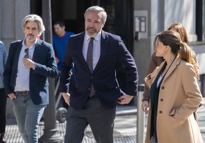 O presidente do PP de Aragão, Jorge Azcón, ao chegar à reunião da Diretoria Nacional do partido na sede do PP na Rua Génova, em 16 de março de 2026, em Madri (Espanha). Alberto Núñez Feijóo reúne a Diretoria Nacional do