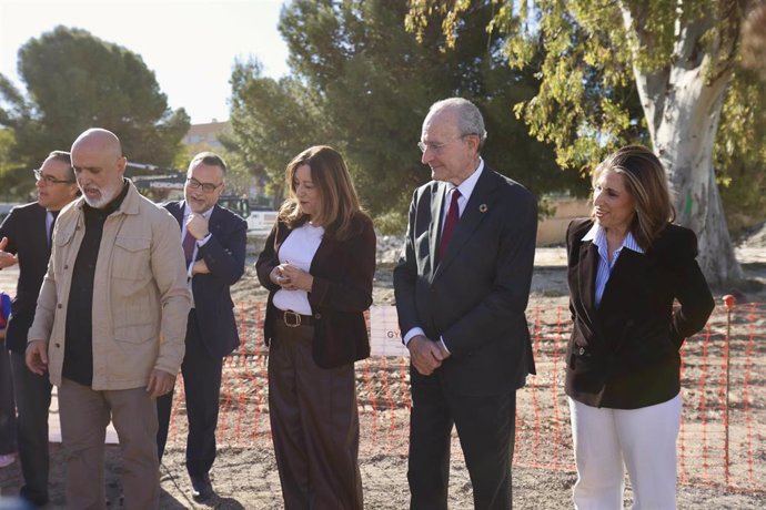 La consejera de Desarrollo Educativo y Formación Profesional de la Junta de Andalucía, María del Carmen Castillo (3d), asiste al acto de colocación de la primera piedra del colegio de Infantil y Primaria Intelhorce en Málaga.