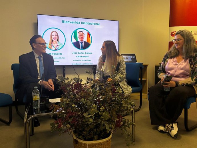 Gómez Villamandos (izda.), durante su participación en Pozoblanco en la jornada 'Emprendimiento, innovación y transferencia: vectores para impulsar oportunidades en el medio rural'.