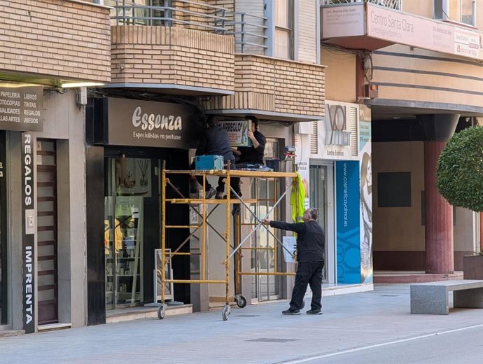 Lorca inicia la retirada de mobiliario urbano para el montaje de tribunas de Semana Santa en la avenida Juan Carlos I