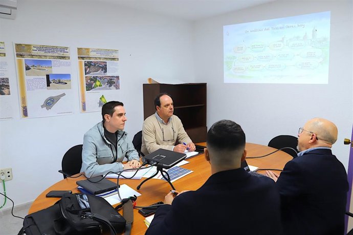 El teniente de alcaldesa de Coordinación de Servicios Públicos en el Ayuntamiento de Jerez de la Frontera (Cádiz), Jaime Espinar, en una reunión de trabajo con representantes de la empresa Contorno, encargada hacer un estudio sobre la situación del taxi