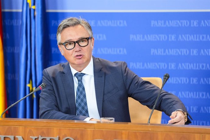 El portavoz del Grupo Vox, Manuel Gavira, durante la ronda de ruedas de prensa de portavoces de los grupos parlamentarios en el Parlamento de Andalucía, a 4 de marzo de 2026 en Sevilla (Andalucía, España). Los portavoces de los grupos parlamentarios, se d