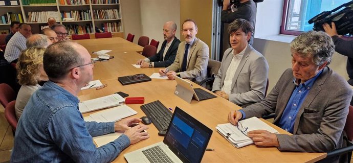 El consejero de Ciencia, Industria y Empleo, Borja Sánchez (segundo por la izquierda), conversa con el director general de Energía y Minería, Javier Cueli (primero por la izquierda), al inicio de la reunión de la Comisión Regional de Seguridad Minera.