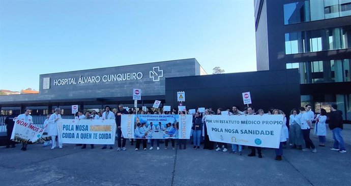 Concentración convocada por O'Mega con motivo de la huelga médica contra el Estatuto Marco. Hospital Álvaro Cunqueiro, en Vigo