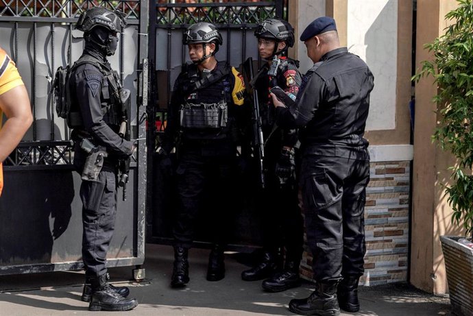 Archivo - Un grupo de policías en la capital, Yakarta
