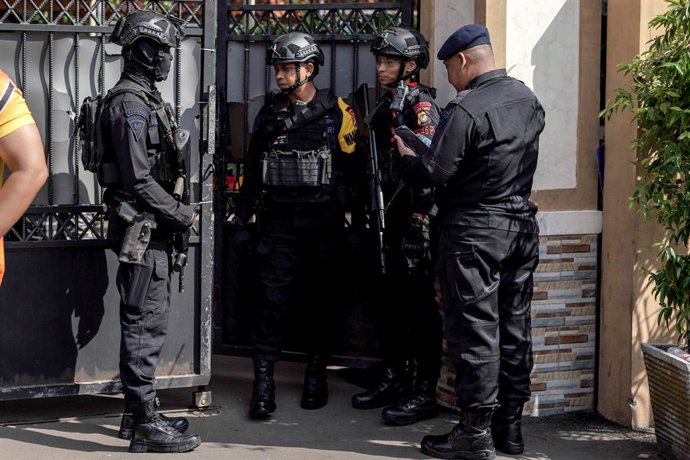 Archivo - JAKARTA, Nov. 7, 2025  -- Police officers stand guard in front of a school after an explosion hit the school mosque in Jakarta, Indonesia, Nov. 7, 2025. An explosion at a mosque inside a school in Jakarta, the capital of Indonesia, during Friday