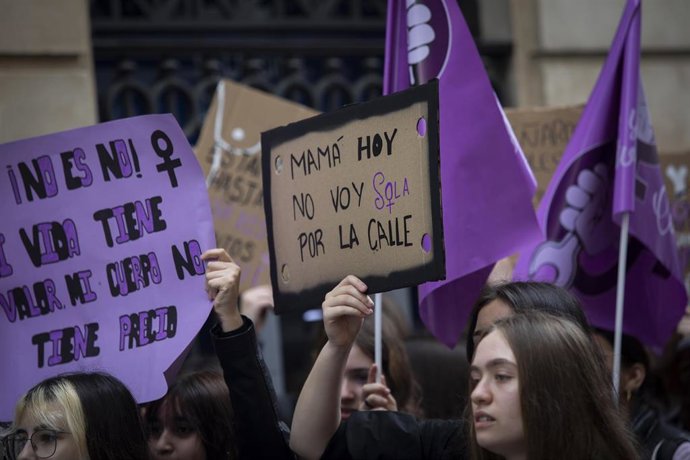 Archivo - Mujeres con pancartas durante una manifestación.