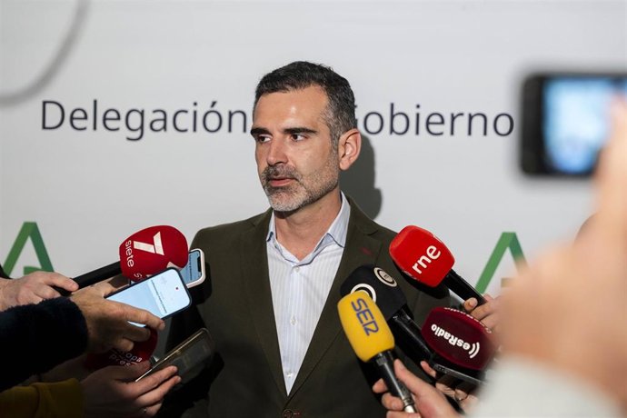 El consejero de Agricultura, Pesca, Agua y Desarrollo Rural de la Junta de Andalucía, Ramón Fernández-Pacheco, atiende a los medios antes de presidir la mesa de trabajo con FEPEX Andalucía. 