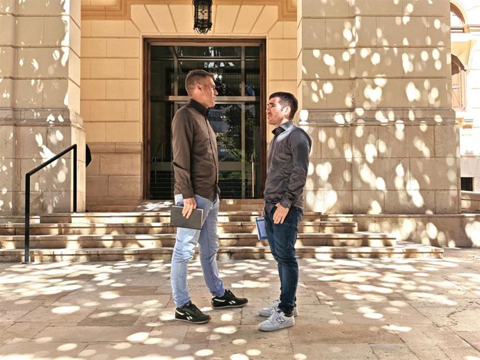 Gerard Fullana (i) y Ximo Perles (d), este lunes en la Diputación de Alicante