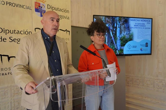 El diputado de Deportes, Óscar Moral, con la técnica de marcha nórdica Nuria San Frutos.