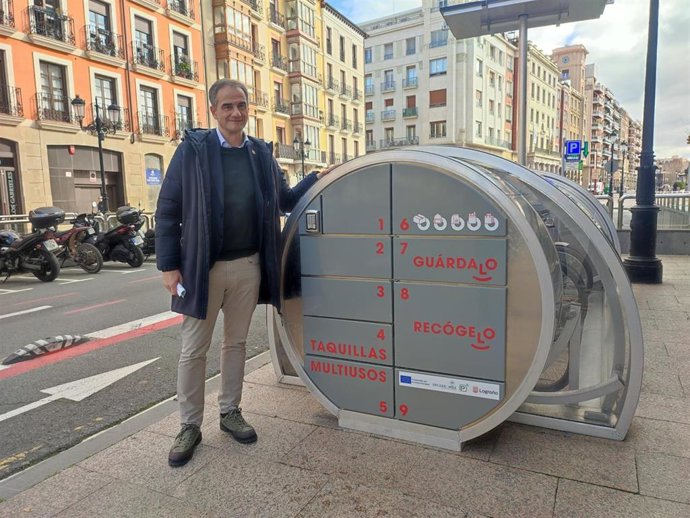 El concejal de Promoción de la Ciudad, Miguel Sáinz, con las 'taquillas inteligentes'