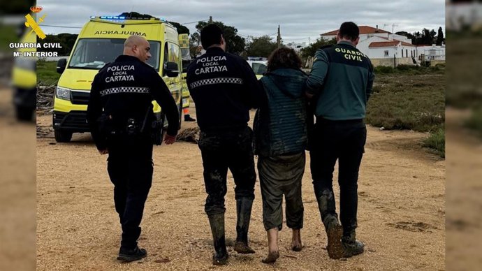 Rescate de una mujer atrapada en la ribera de Cartaya.