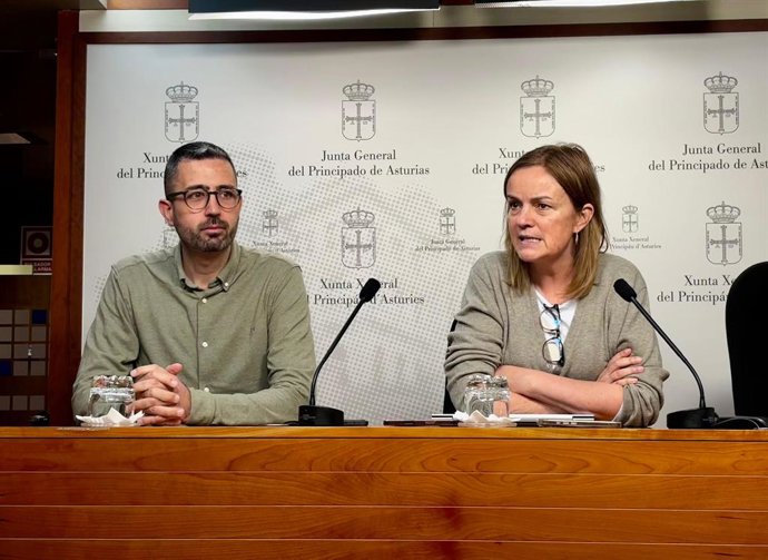 El representante de los agentes del medio natural, Miguel Garrido, durante la rueda de prensa de este lunes junto a la diputada del Grupo Mixto, Covadonga Tomé.