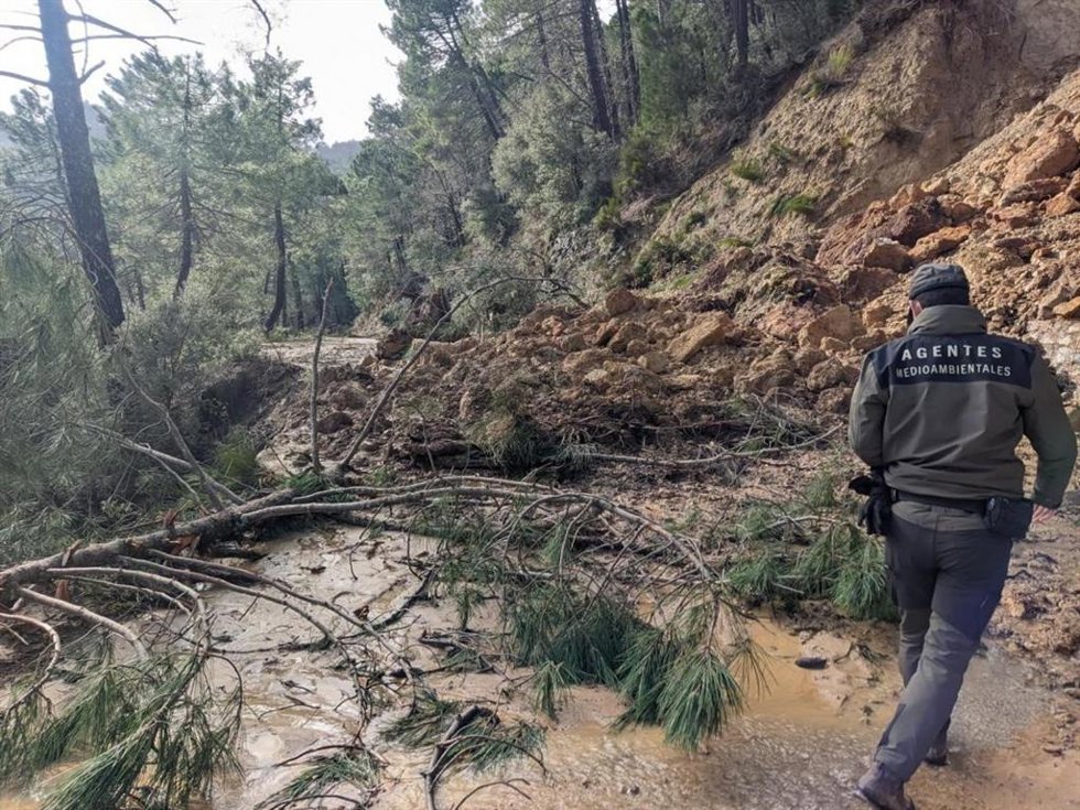 Accesos al río Mundo afectados por las lluvias.