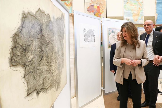 La rectora de la Universidad de León (ULE), Nuria González, durante la inauguración de la exposición  ‘Cuando el planeta se hace mapa desde la Geografía’.