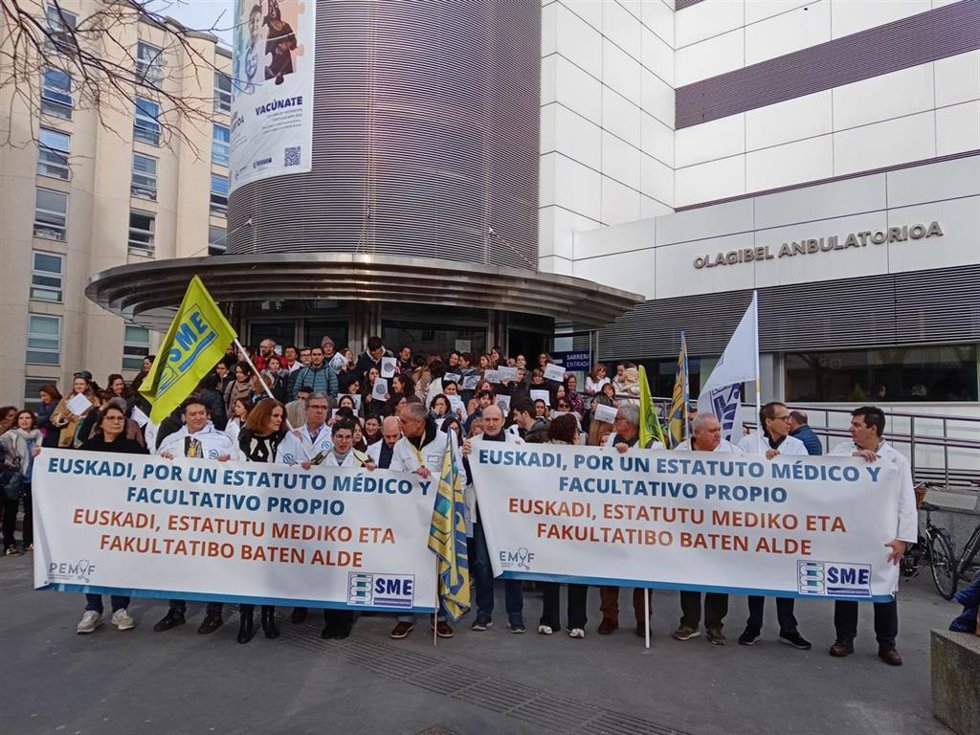 Archivo - Concentración de médicos del País Vasco