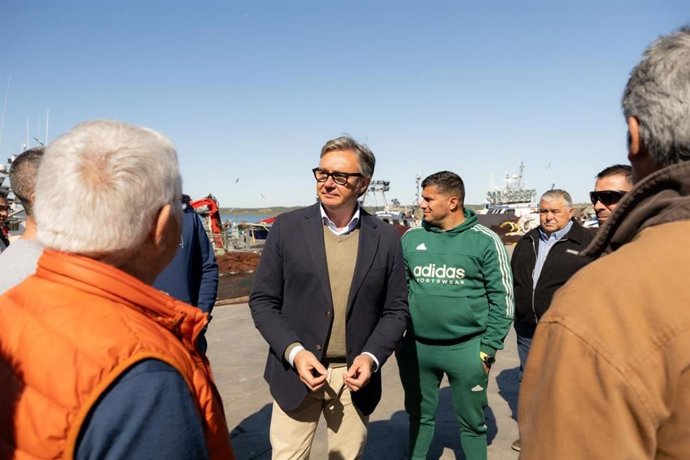El portavoz de Vox en Andalucía, Manuel Gavira, en un ecuentro con el sector de la chirla en Isla Cristina (Huelva).