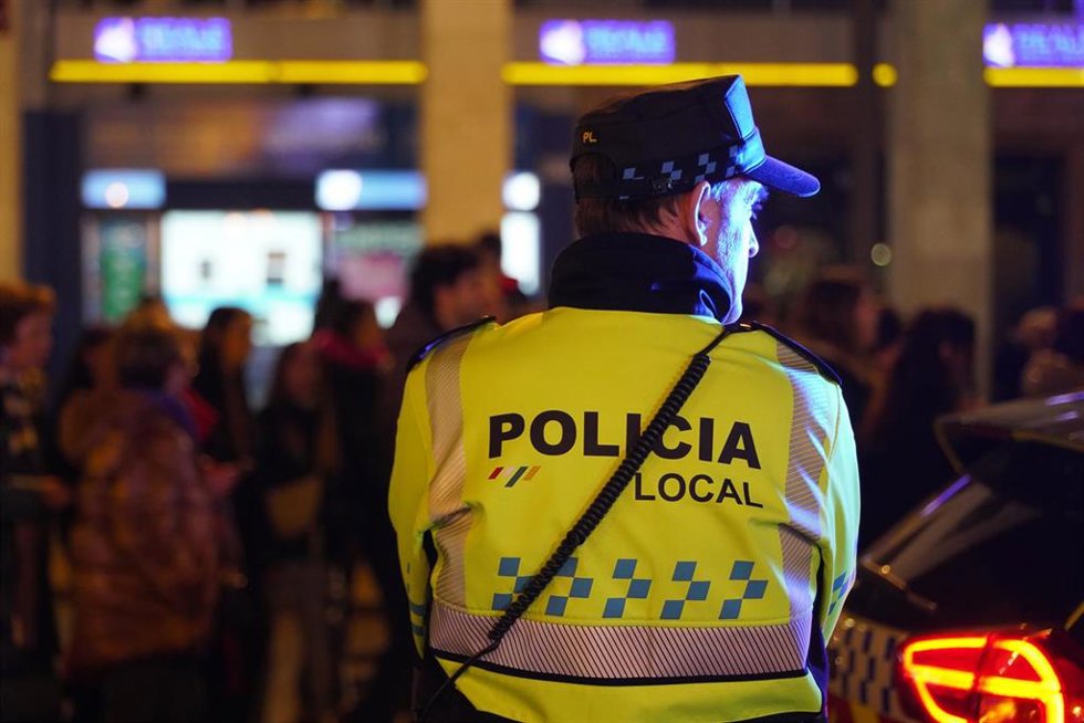 Archivo - Un policía local 
