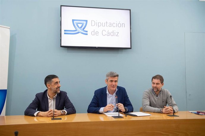 El vicepresidente quinto de la Diputación de Cádiz, Sebastián Hidalgo, presentando los resultados del Servicio Provincial de Recaudación y Gestión Tributaria del año 2025.