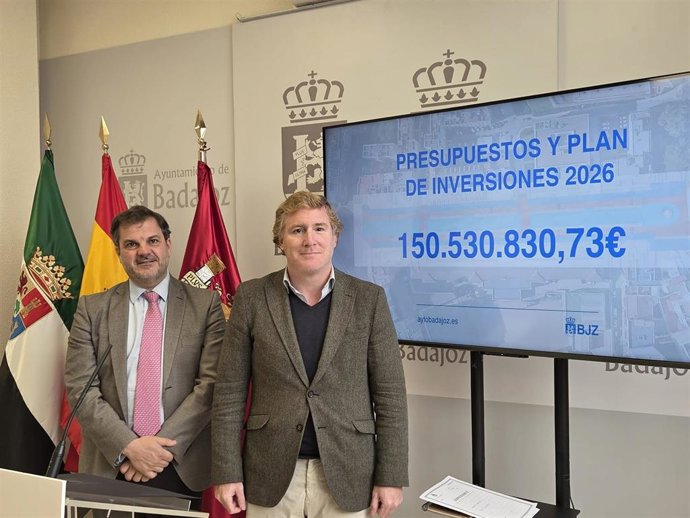 El alcalde de Badajoz, Ignacio Gragera, y el concejal de Economía y Hacienda, Javier Gijón, presenta el presupuesto municipal y el plan de inversiones