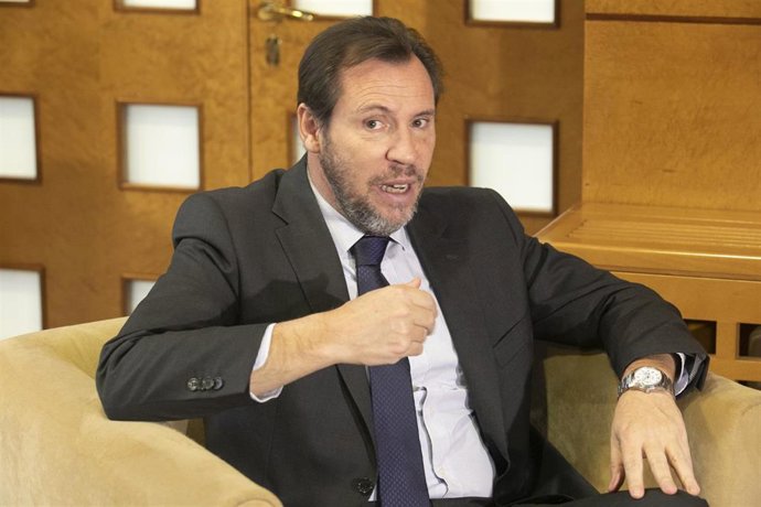 Archivo - El ministro de Transportes y Movilidad Sostenible, Óscar Puente, durante una reunión con el presidente del Principado de Asturias, en la sede de la Presidencia del Principado de Asturias, a 15 de febrero de 2024, en Oviedo, Asturias (España). 