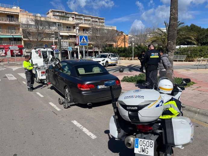 La Policía Local de Calvià inmoviliza dos taxis pirata gestionados a través de una aplicación asiática.
