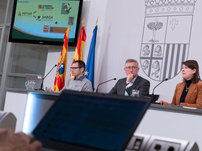 El técnico Alberto Sartaguda; el consejero de Medio Ambiente y Turismo en funciones, Manuel Blasco; y la directora general de Gestión Forestal, Ana Oliván.