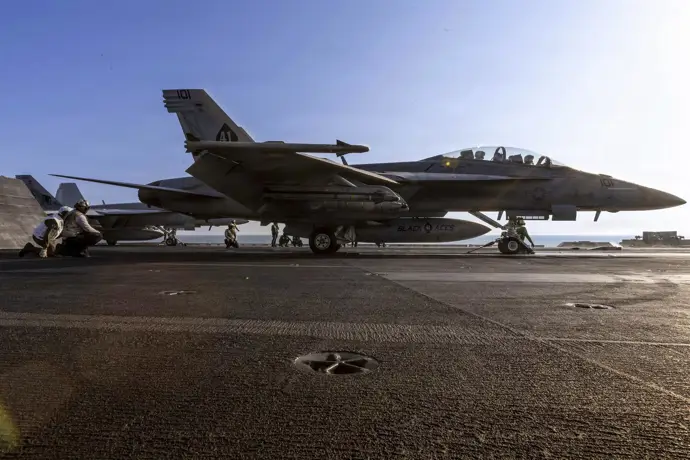 Caza F18 en operación Furia Épica contra Irán a bordo del portaaviones 'USS Abraham Lincoln'
