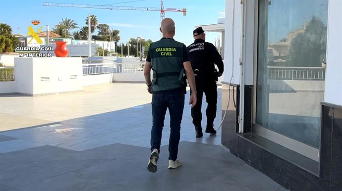 Agentes de la Guardia Civil y de la Policía Local de Orihuela (Alicante)