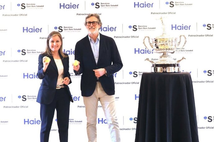 María Rosa Cruells, Directora General del RCTB, y Xavier Rofes, Consejero Delegado en Haier Smart Home Iberia, anuncian el patrocinio de la marca de electrodomésticos del Conde de Godó.