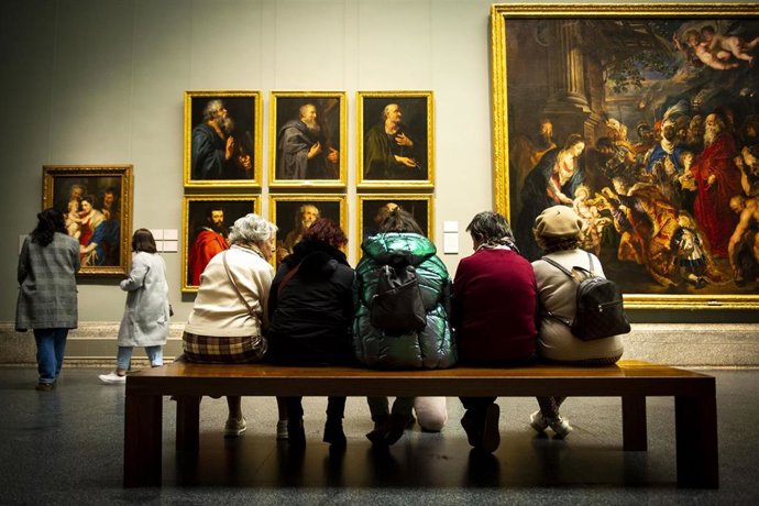 Archivo - Varias personas se sientan mientras observan cuadros en el Museo del Prado de noche, a 4 de marzo de 2023, en Madrid (España). El Museo del Prado abre sus puertas de noche el primer sábado de cada mes en el marco de un proyecto impulsado junto a