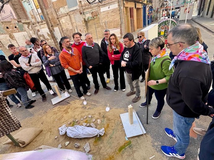 El ninot del bebé de Gaza de la Falla Arrancapins gana el premio de Compromís a la crítica social y política