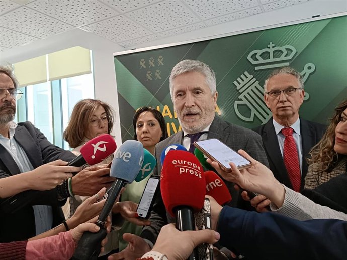 El ministro del Interior, Fernando Grande-Marlaska, atiende a los medios de comunicación durante la inauguración del nuevo cuartel de la Guardia Civil en Castuera.