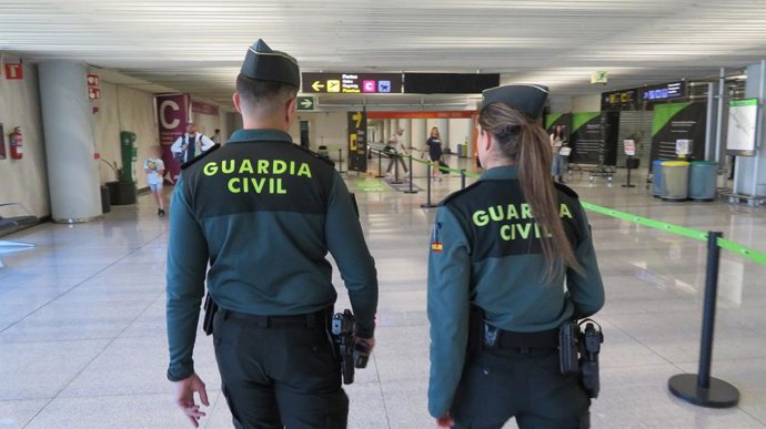 Archivo - Agentes de la Guardia Civil en el aeropuerto de Palma.